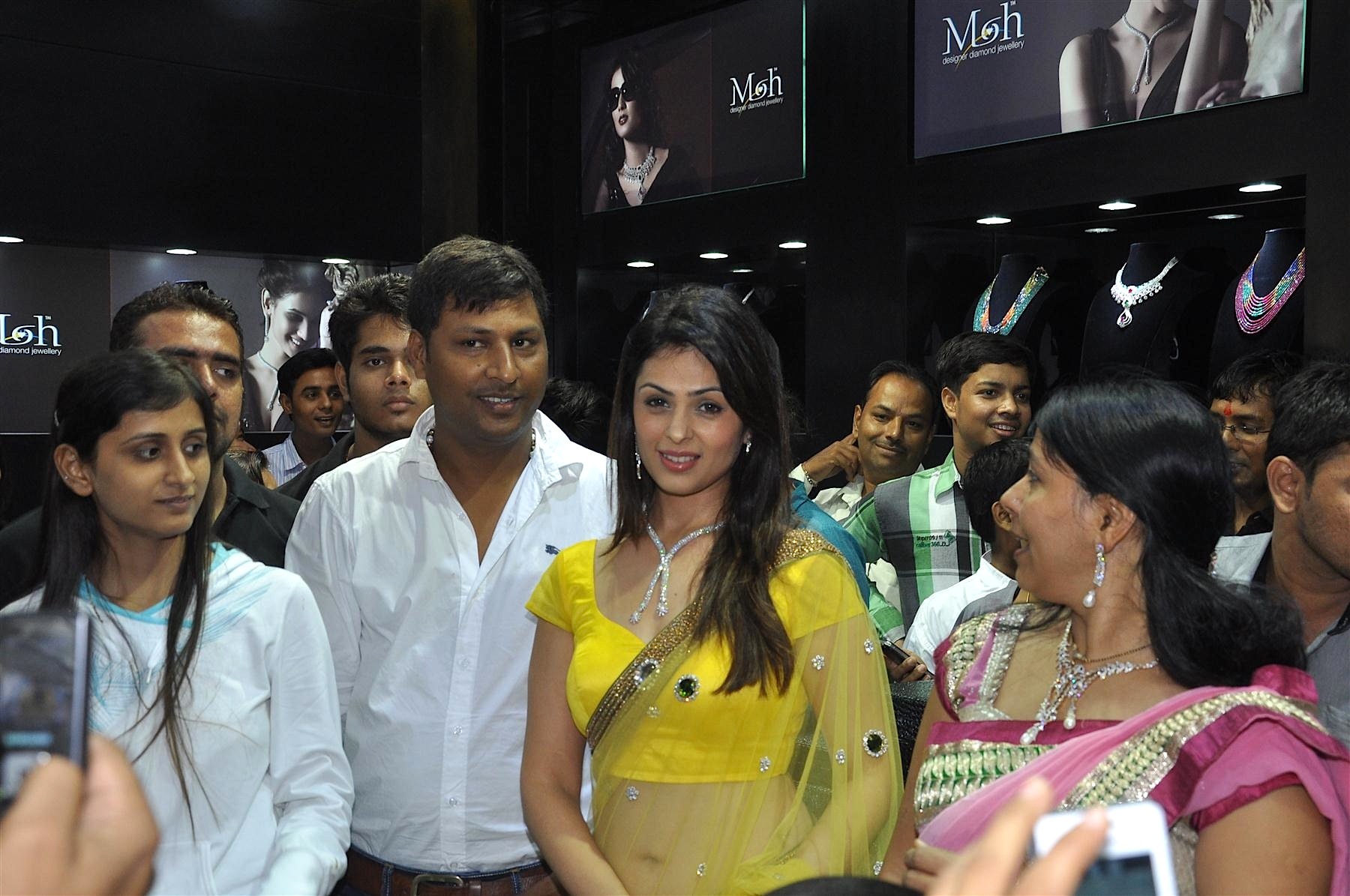 Anjana Sukhani Inaugurates Jewelry Store - Pictures | Picture 105555